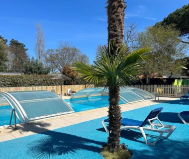 Espace piscine couvert avec transats au Mobil home PREMIUM 35m2 3 chambres 6 personnes