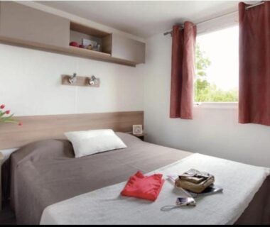 Chambre avec lit double et fenêtre du Mobil-home Paradis Bleu