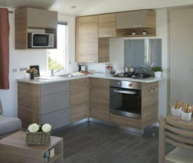 Coin cuisine et salon dans le Mobil-home Paradis Bleu