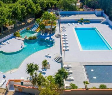 Camping avec piscine extérieure et bassin lagon au Mobil home Parc des 7 Fonts Les Cigales 4 pers