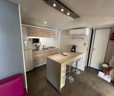 Cuisine équipée et îlot central dans le Mobil home Parc des 7 Fonts Les Cigales 4 pers