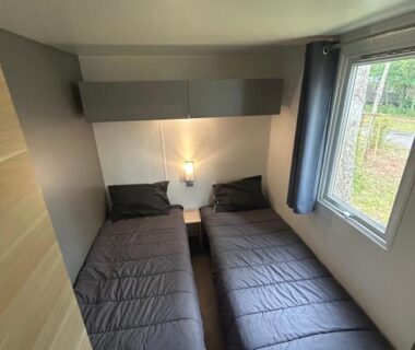 Chambre deux lits près de la fenêtre dans le mobil home Parc des 7 Fonts Les Cigales 4 pers