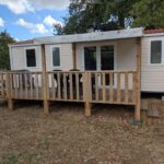 Terrasse en bois devant mobil home sur pelouse du Mobil home Phoenix 6 places