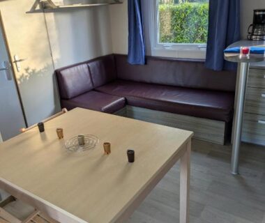 Salon avec banquette et table dans le mobil home Phoenix 6 places