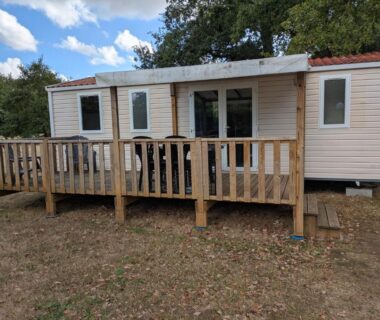 Terrasse en bois devant mobil home sur pelouse du Mobil home Phoenix 6 places