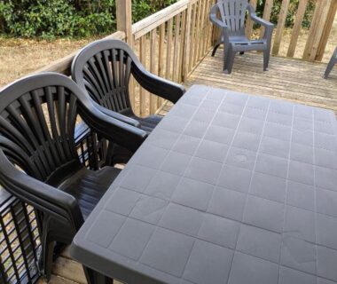 Terrasse en bois avec table et chaises du Mobil home Phoenix 6 places