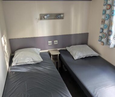 Chambre avec deux lits simples dans le mobil home Phoenix 6 places