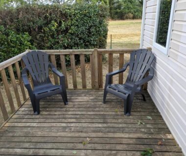 Terrasse en bois avec deux chaises en plastique au Mobil home Phoenix 6 places