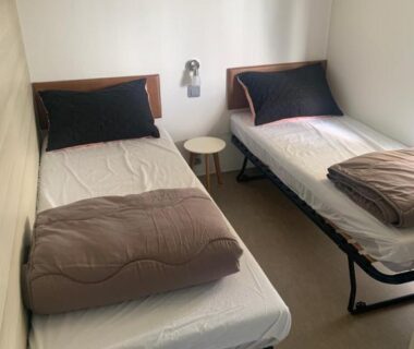 Chambre avec deux lits simples dans le Mobil home Premium