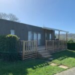 Terrasse en bois sur pelouse du Mobil home Premium