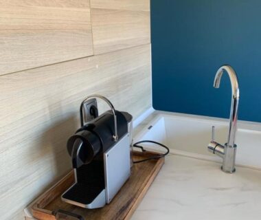 Coin kitchenette avec machine à café et évier dans le Mobil home Premium
