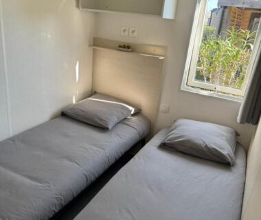 Chambre avec deux lits simples dans le mobil-home Premium 3ch 6 pers Camping les Dunes à Torreilles