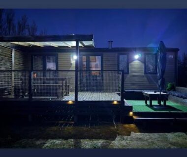Terrasse éclairée et deck de nuit du Mobil-home Premium 3ch 6 pers Camping les Dunes à Torreilles