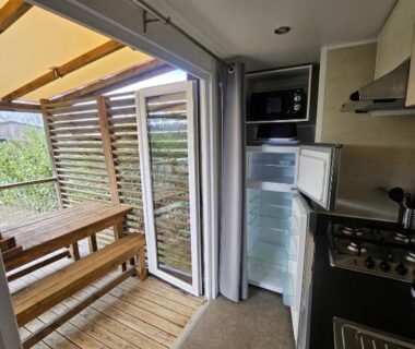 Terrasse en bois et cuisine ouverte du Mobil-home Premium 3ch 6 pers Camping les Dunes à Torreilles