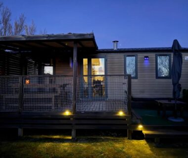 Terrasse éclairée en soirée du mobil-home Premium 3ch 6 pers au Camping les Dunes à Torreilles