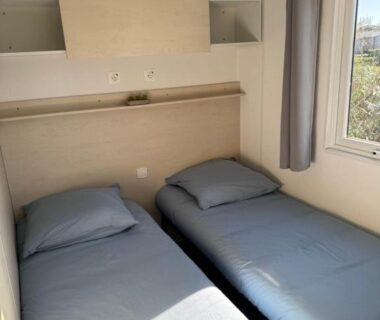Chambre avec deux lits simples dans le mobil-home Premium 3ch 6 pers Camping les Dunes à Torreilles
