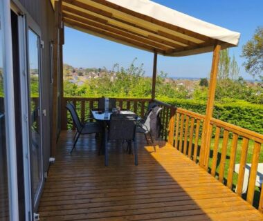 Terrasse en bois ombragée avec table et chaises du Mobil home Premium