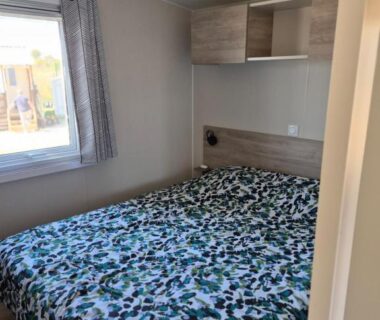 Chambre avec lit double et fenêtre dans le Mobil-home Premium 6 couchages Camping La Marine 4 étoiles Homair