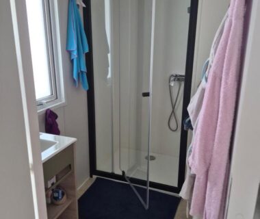 Salle de douche avec cabine lavabo et serviettes dans le Mobil-home Premium 6 couchages du Camping La Marine Homair