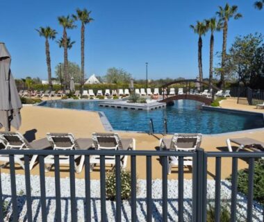 Piscine extérieure avec chaises longues au Mobil-home Premium 6 couchages du Camping La Marine Homair