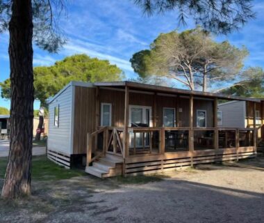 Mobil-home sur terrasse en bois sous pins au Mobil-home Premium 6 couchages Camping La Marine 4 étoiles Homair