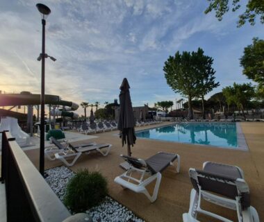 Espace piscine avec toboggan et transats au Mobil-home Premium 6 couchages du Camping La Marine Homair