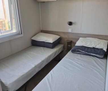 Chambre avec deux lits simples dans le Mobil-home Premium 6 couchages Camping La Marine Homair