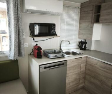 Coin cuisine équipé avec lave-vaisselle dans le mobil-home Premium 6 couchages du Camping La Marine Homair