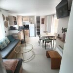 Séjour avec kitchenette et canapé du Mobil home Premium 6p Camping 4 étoiles Face à la mer ménage compris