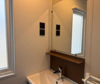 Lavabo et miroir dans la salle de bain du Mobil home Premium 6p