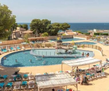 Piscine extérieure avec transats et vue mer au Mobil home Premium 6p
