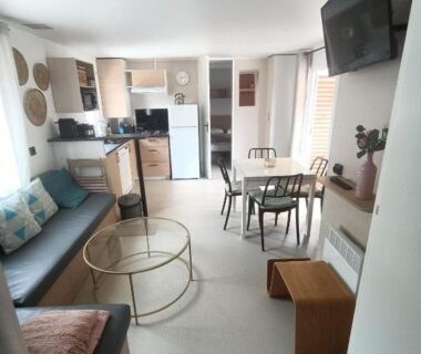 Séjour avec kitchenette et canapé du Mobil home Premium 6p Camping 4 étoiles Face à la mer ménage compris