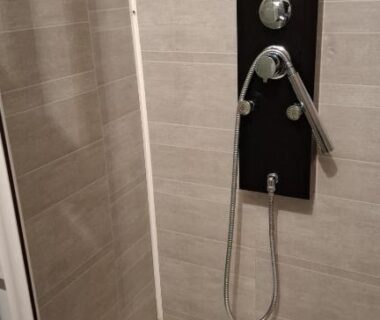 Salle de douche avec colonne noire dans le Mobil-home Premium Piscine, BBQ & Home Cinéma