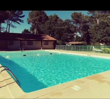 Bord de piscine et terrasse au Mobil-home Premium Piscine, BBQ & Home Cinéma