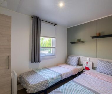 Chambre intérieure avec deux lits simples du mobil home Queen Margaret