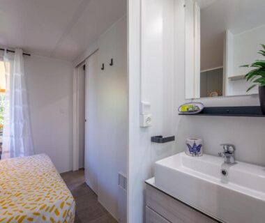 Intérieur chambre et lavabo dans le Mobil home Queen Margaret
