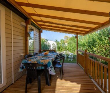 Terrasse couverte avec table et chaises du Mobil home Queen Margaret