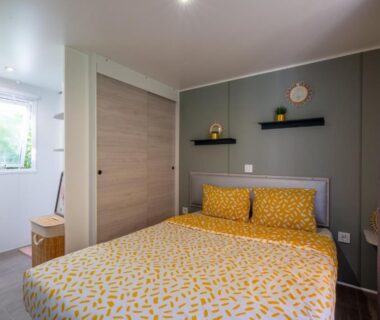 Chambre avec lit double et étagères dans le Mobil home Queen Margaret