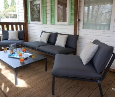 Terrasse couverte avec canapés et table basse du Mobil-home Riviera