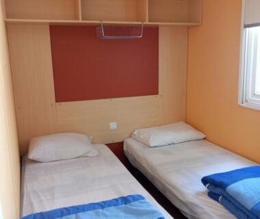 Chambre avec deux lits simples dans le Mobil-home Riviera
