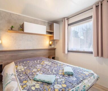 Chambre avec lit double et fenêtre dans le mobil-home SOLEIA MAR ESTANG SIBLU VILLAGE