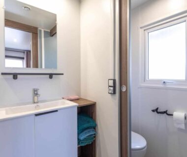 Salle de bain avec lavabo et WC dans le mobil-home SOLEIA MAR ESTANG SIBLU VILLAGE