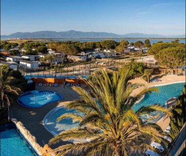 Piscines et palmiers avec vue sur la mer au Mobil-home SOLEIA MAR ESTANG SIBLU