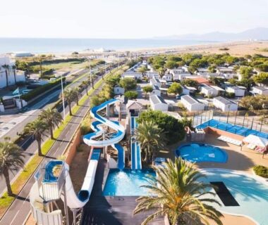 Front de mer avec piscine et toboggans au Mobil-home SOLEIA MAR ESTANG SIBLU VILLAGE