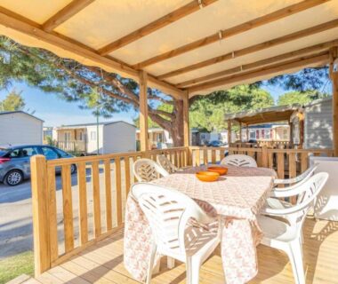 Terrasse couverte avec table et chaises du Mobil-home SOLEIA MAR ESTANG SIBLU VILLAGE