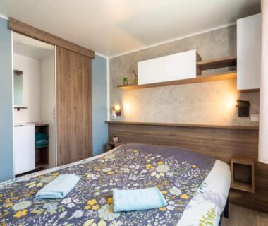 Intérieur chambre avec lit double et rangements dans le mobil-home SOLEIA MAR ESTANG