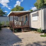 Terrasse en bois et allée gravillonnée du mobil-home SUNSEA Camping DEL MAR
