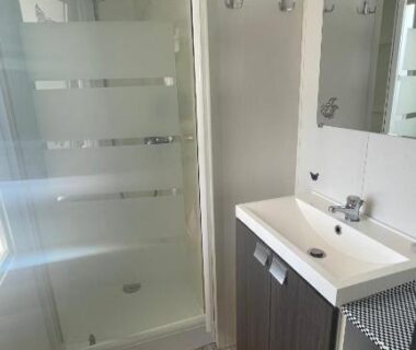 Salle de bain avec douche et lavabo dans le mobil-home SUNSEA Camping DEL MAR