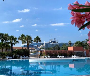Piscine extérieure avec toboggans et transats au Mobil-home SUNSEA Camping DEL MAR