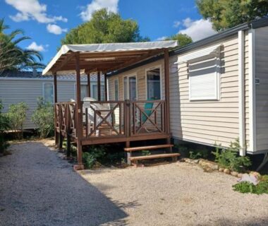 Terrasse en bois et allée gravillonnée du mobil-home SUNSEA Camping DEL MAR